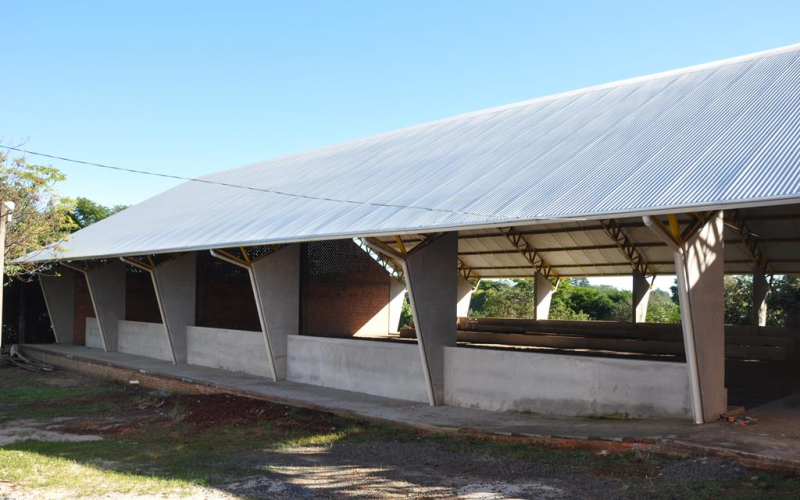 Demora nos repasses dificulta a conclusão das obras na quadra esportiva da Escola Ernestina Amaral Langsch
